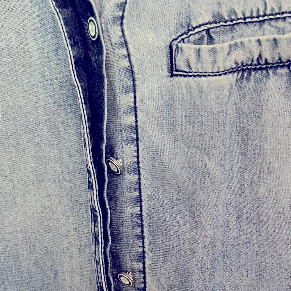 Coldwater Creek 6/8 Blue denim ombre blouse‎ 100% Tencel(Lycell) Hidden buttons. - Picture 4 of 11